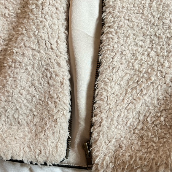 Aritzia Wilfred Women’s fleece Sherpa pile up zip up vest - Picture 3 of 4